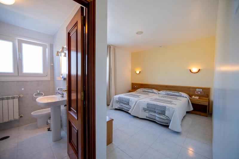 Twin Room image 3