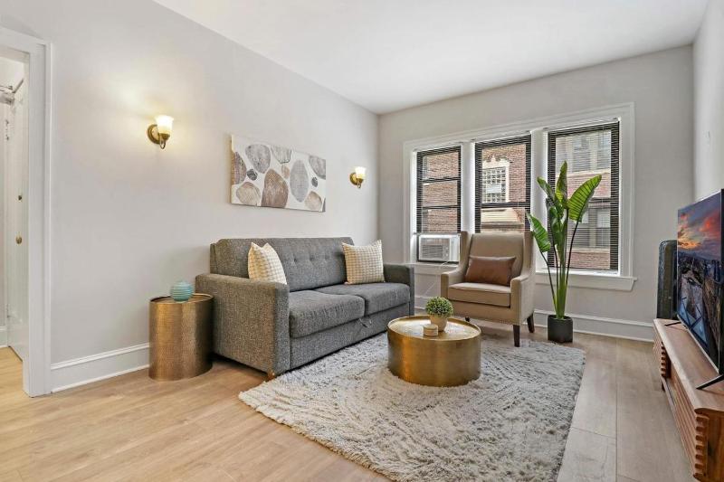 Warm & Lovely 2BR Apt close to Dining & Shops - Touhy 1S - image 6