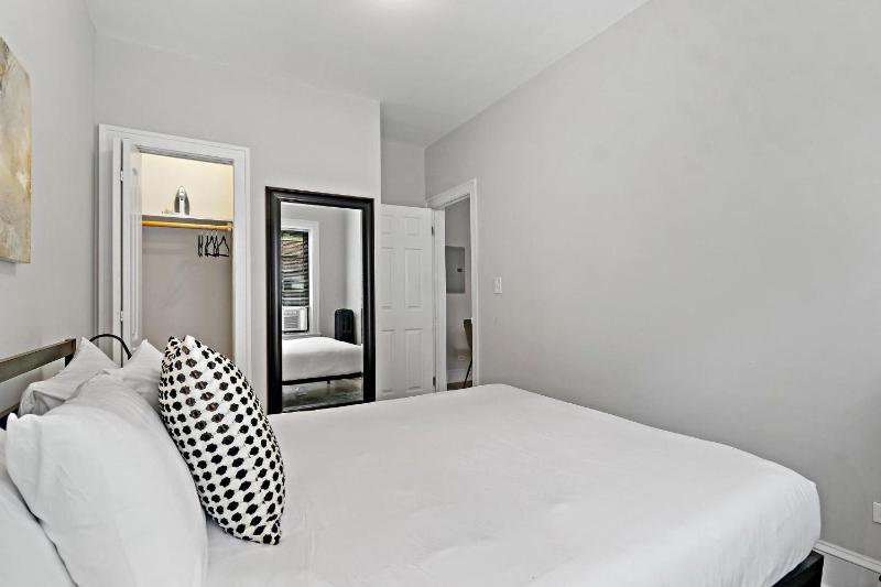 Warm & Lovely 2BR Apt close to Dining & Shops - Touhy 1S - image 9