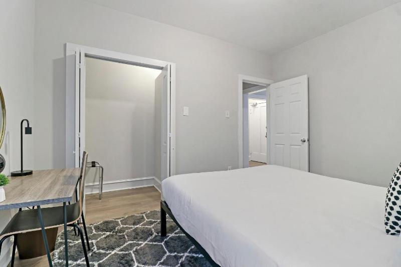 Warm & Lovely 2BR Apt close to Dining & Shops - Touhy 1S - image 8