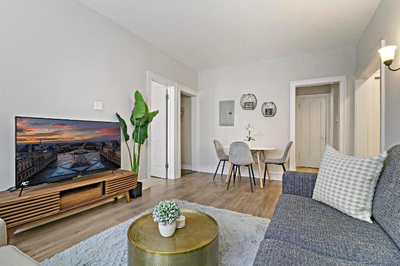 Warm & Lovely 2BR Apt close to Dining & Shops - Touhy 1S - image 1
