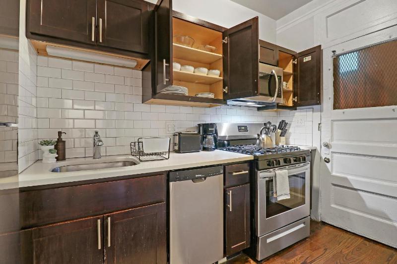 Warm & Lovely 2BR Apt close to Dining & Shops - Touhy 1S - image 10