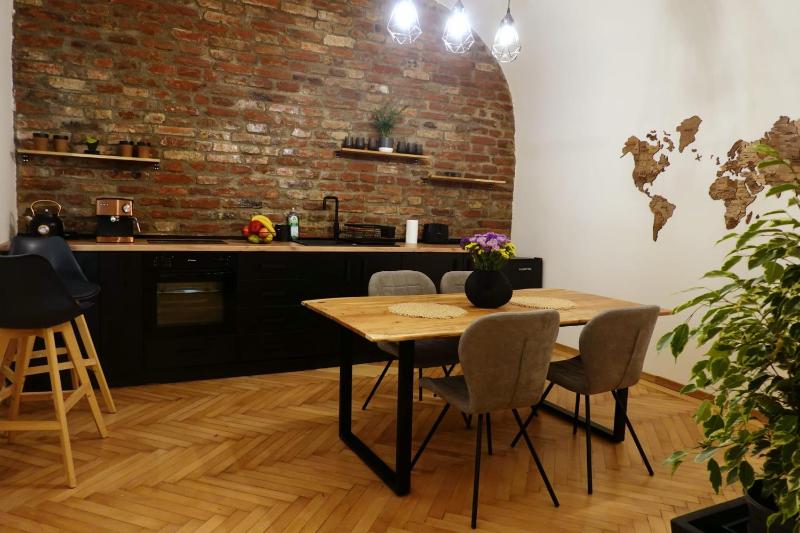 The Industrique Home - 3 Bedroom Apartment - image 35
