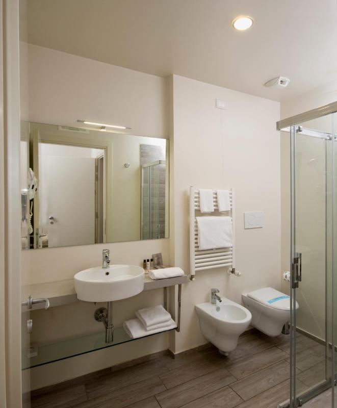 Standard Triple Room image 4