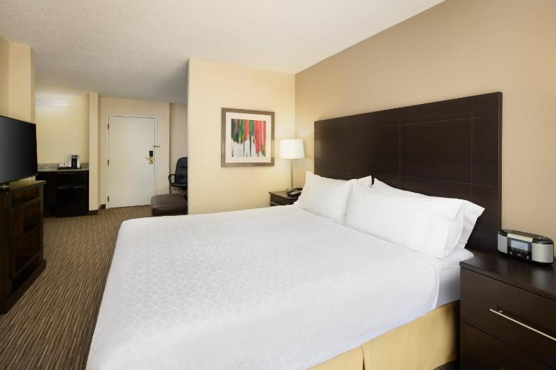 Standard King Room with Sofa Bed image 3