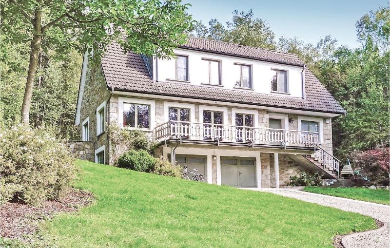 Six-Bedroom Holiday Home image 1