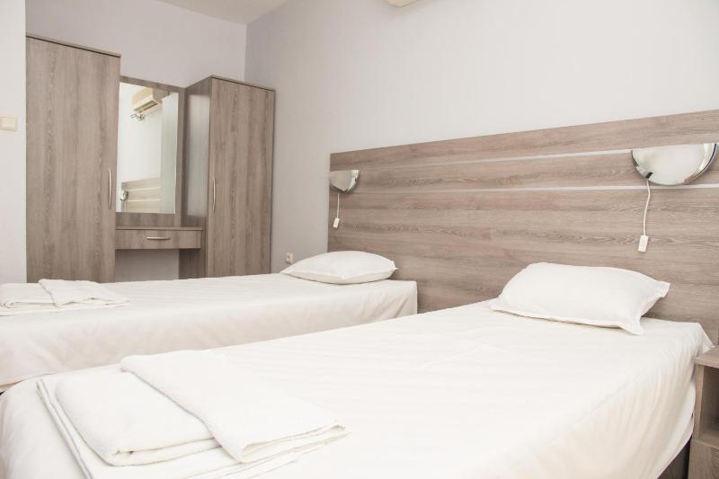 Deluxe Two-Bedroom Apartment image 4