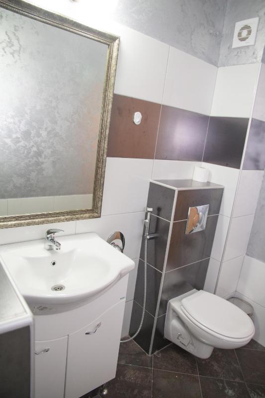 Deluxe Two-Bedroom Apartment image 3