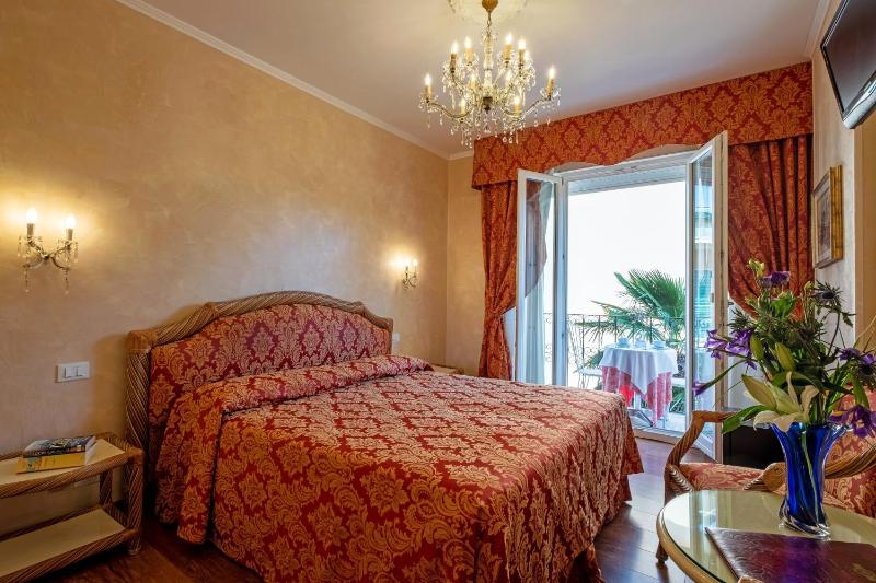 Superior Triple Room image 2