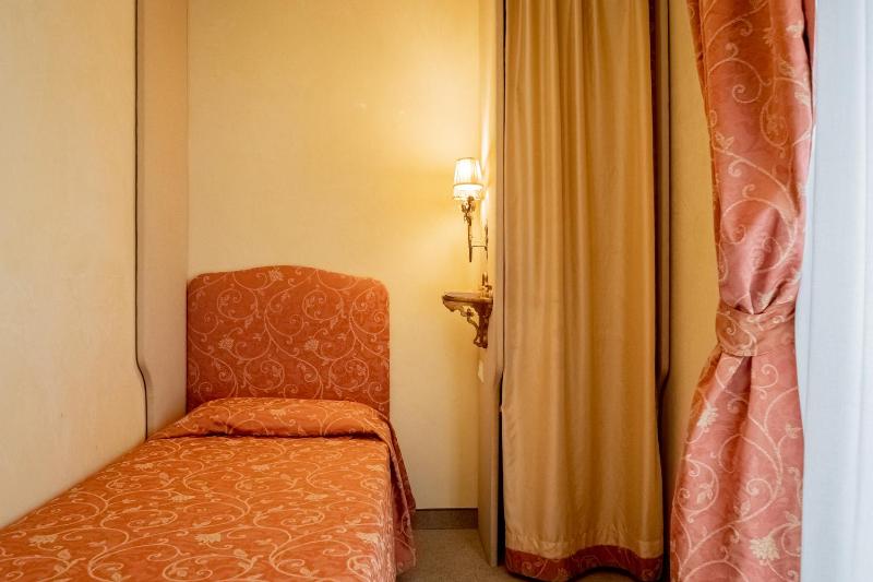 Single Room image 3