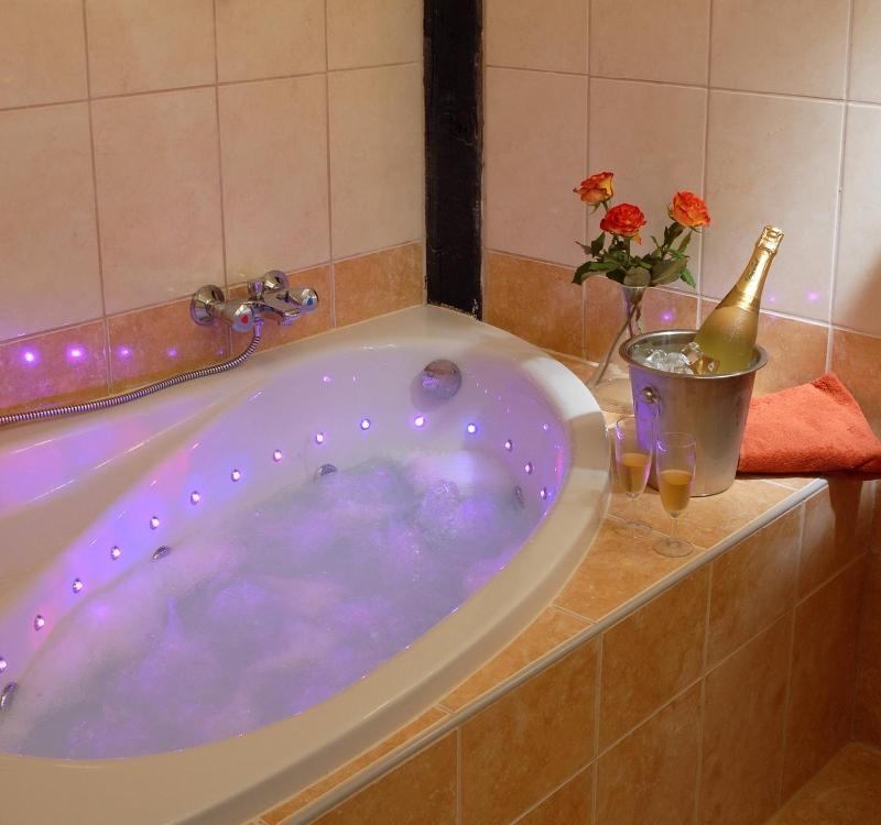 Double Room with Spa Bath image 4