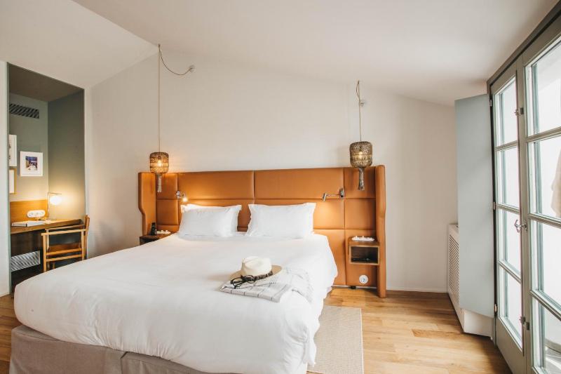 Suite with Terrace and Spa Access image 4