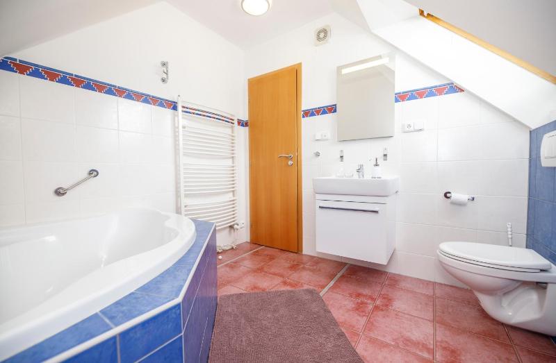 Small Twin Room image 3