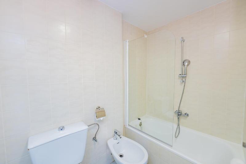 Standard Twin Room image 4