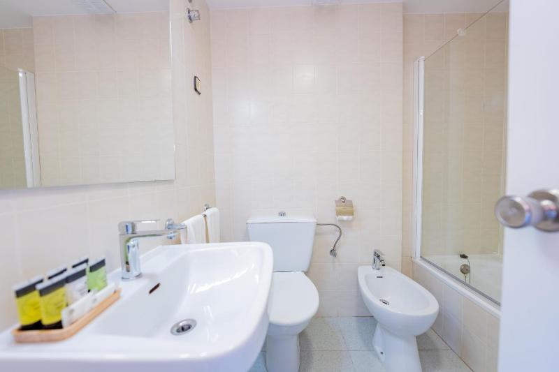 Standard Twin Room image 3