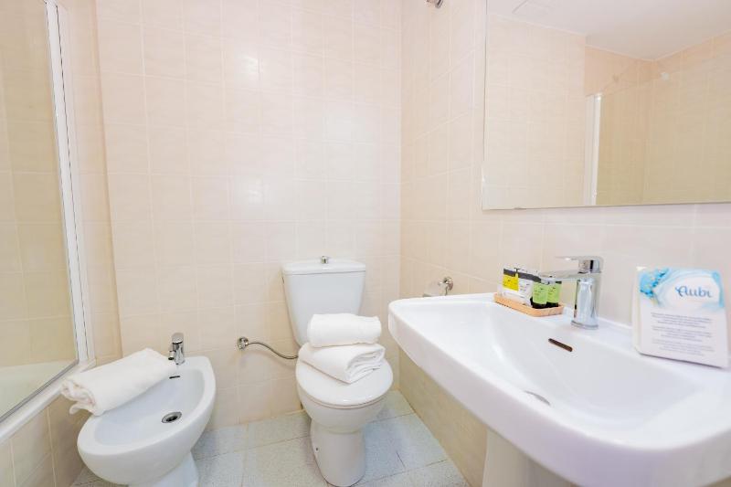 Double Room with Balcony image 3