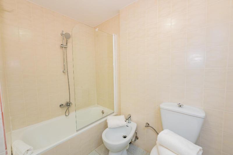 Double Room with Balcony image 2