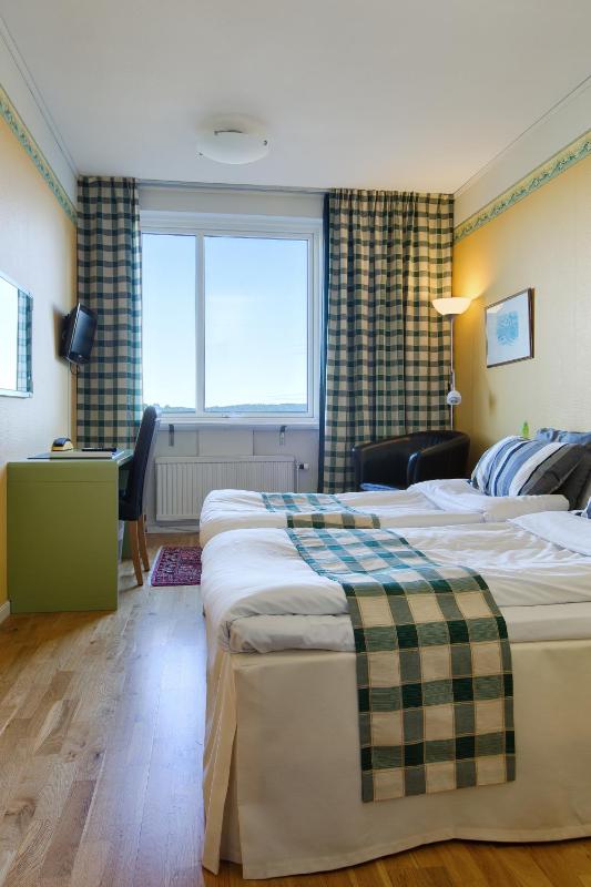 Economy Twin Room image 4
