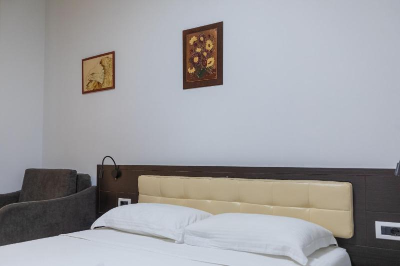 Triple Room with Garden View image 1
