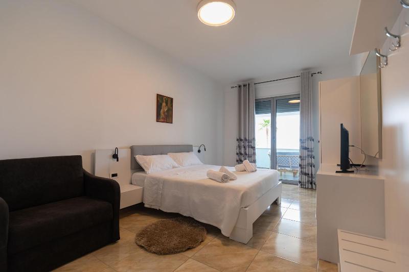 Double Room with Balcony and Sea View image 3