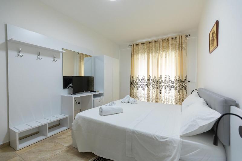 Double Room with Balcony and Sea View image 4