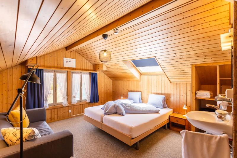 Budget Double Room with Shared Bathroom image 1