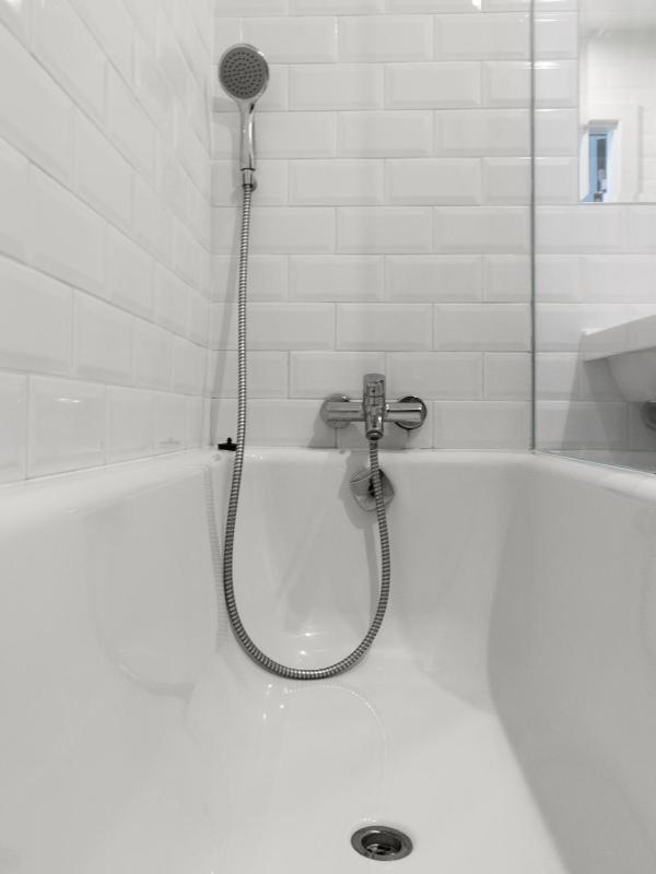 Medium Room with Bathtub and Air Conditioning image 4