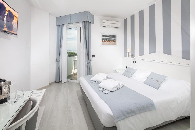 Double Room with Sea View image 4