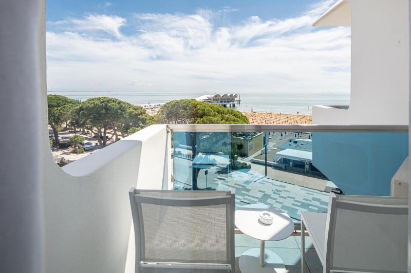 Double Room with Sea View image 3
