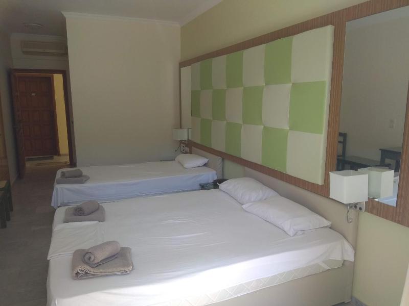 Triple Room with Garden View image 2