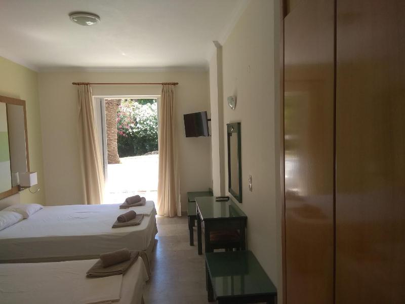Triple Room with Garden View image 3