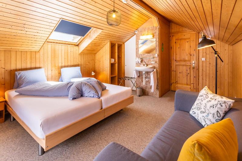 Budget Double Room with Shared Bathroom image 4