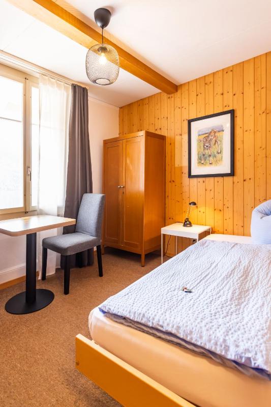 Single Room with Shared Shower and Toilet image 1