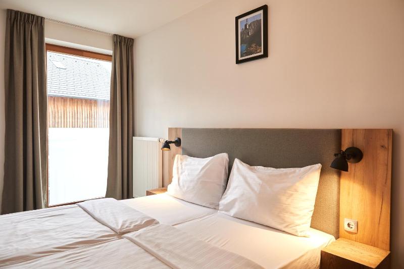 Twin Room image 3