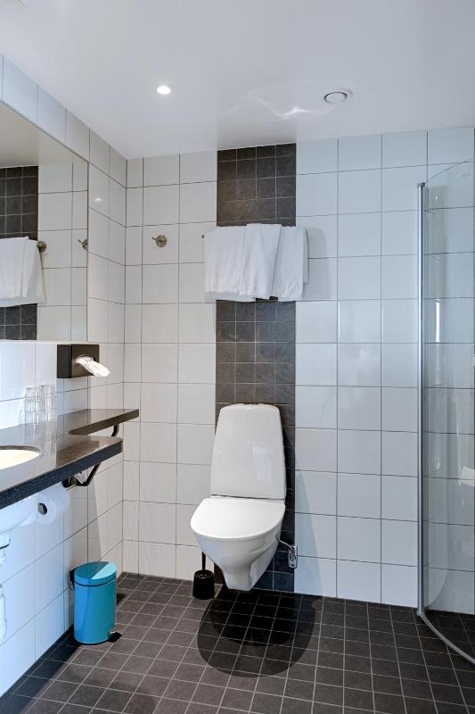 Double or Twin Room with Balcony image 4