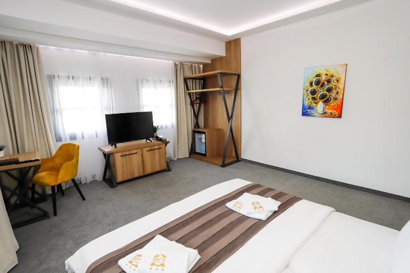 Superior Double or Twin Room with Lake View image 3