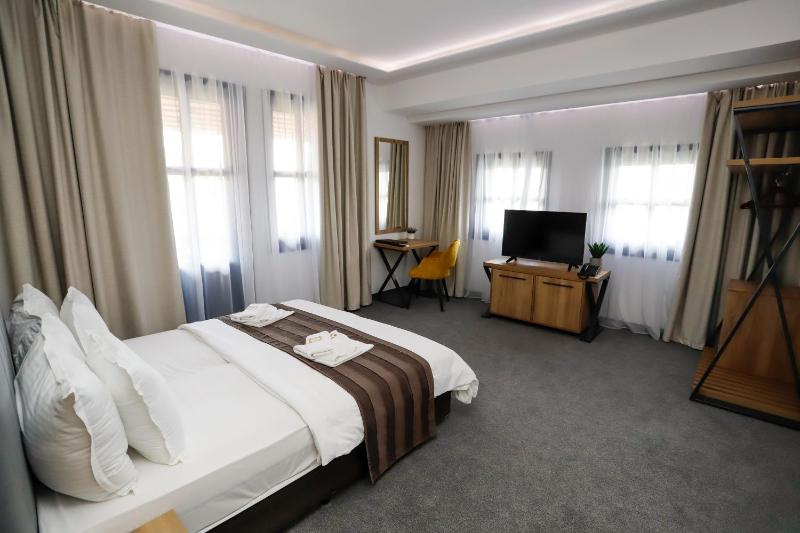 Superior Double or Twin Room with Lake View image 4