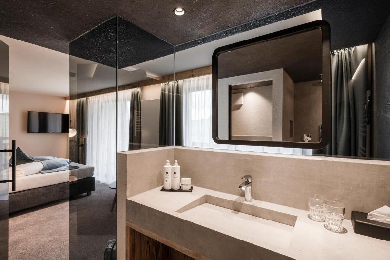 Standard Double Room with Balcony image 4