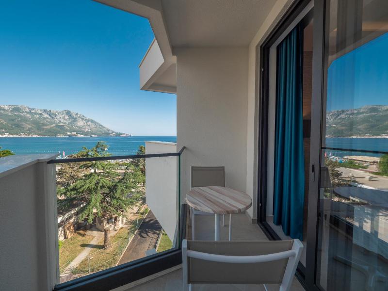 Superior Double Room with Double Bed or with 2 Single Beds and Side Sea View image 3