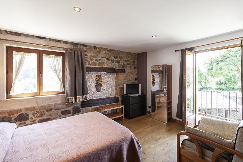 Standard Twin Room with Sofa image 3