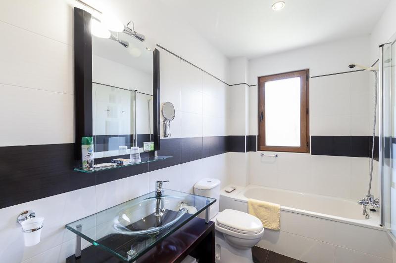 Standard Twin Room with Sofa image 2