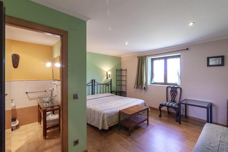 Quadruple Room with Private Bathroom image 4