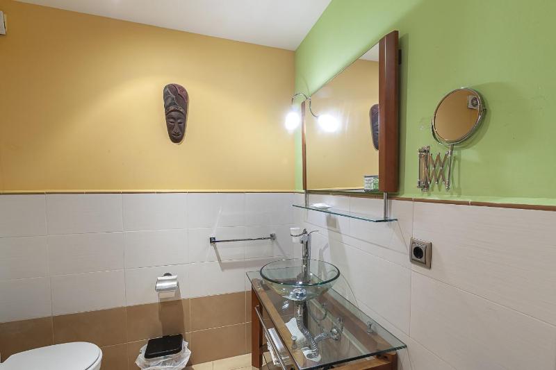 Quadruple Room with Private Bathroom image 3