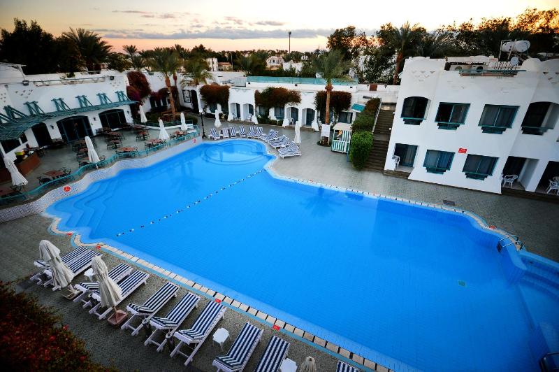 Falcon Hills Hotel - image 2