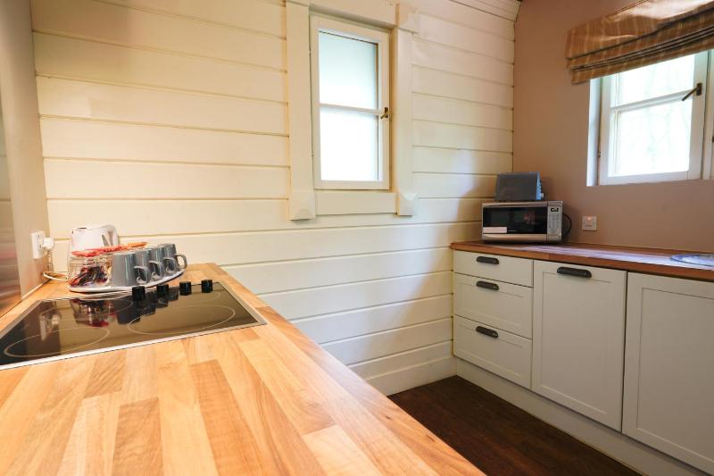 Woodland Lodge - self catering image 3