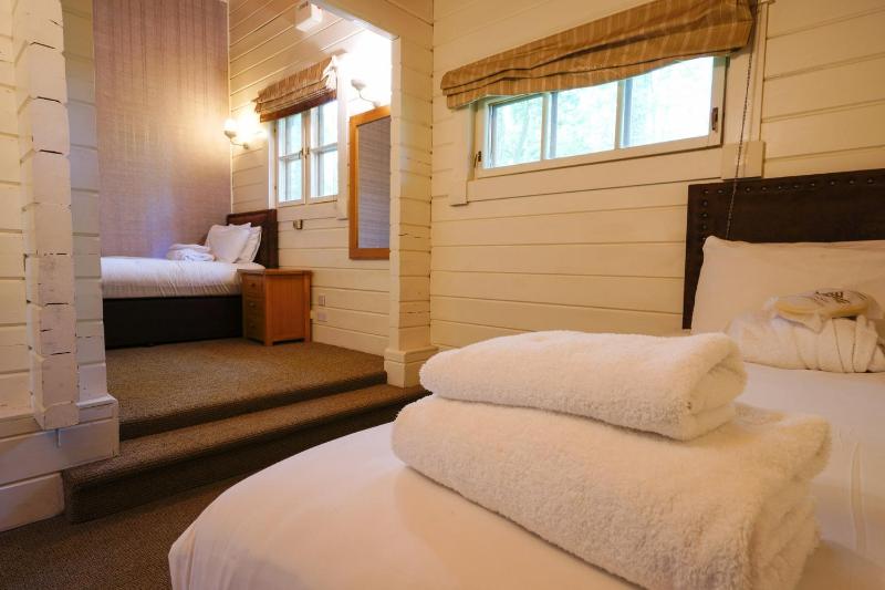 Woodland Lodge - self catering image 4