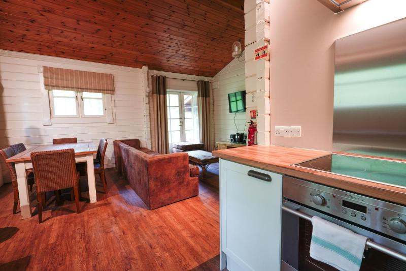 Woodland Lodge - self catering image 2