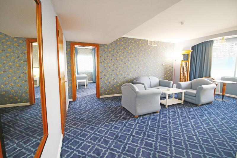 Corner Suite Room with Creek & Heritage Views image 3