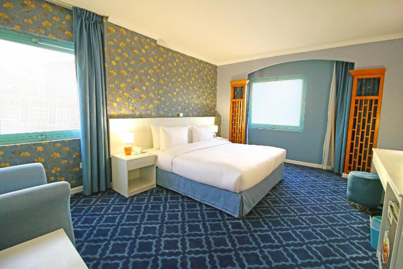 Corner Suite Room with Creek & Heritage Views image 4