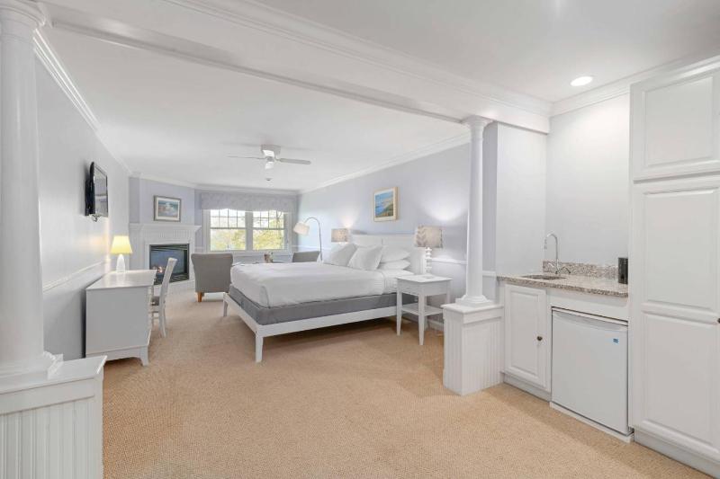 Deluxe Double Room with Sea View image 2